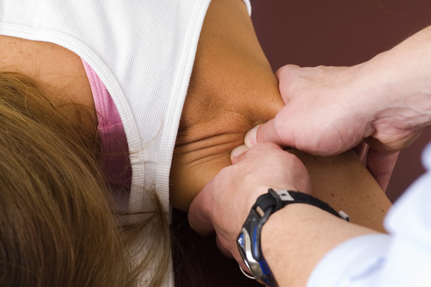 Manuelle Therapie an der Schulter des Patienten.